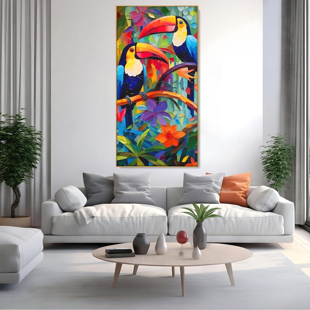 Tablou canvas cu tablou canvas cu tucani colorati, in rama de aluminiu auriu, pe perete intr-un living